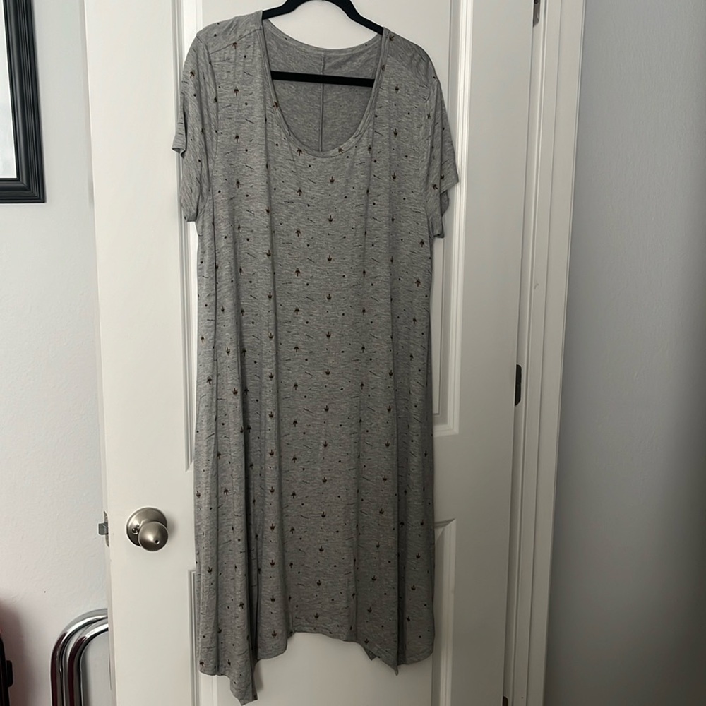 Casual grey women’s dress with print. Size 3x. T-shirt material